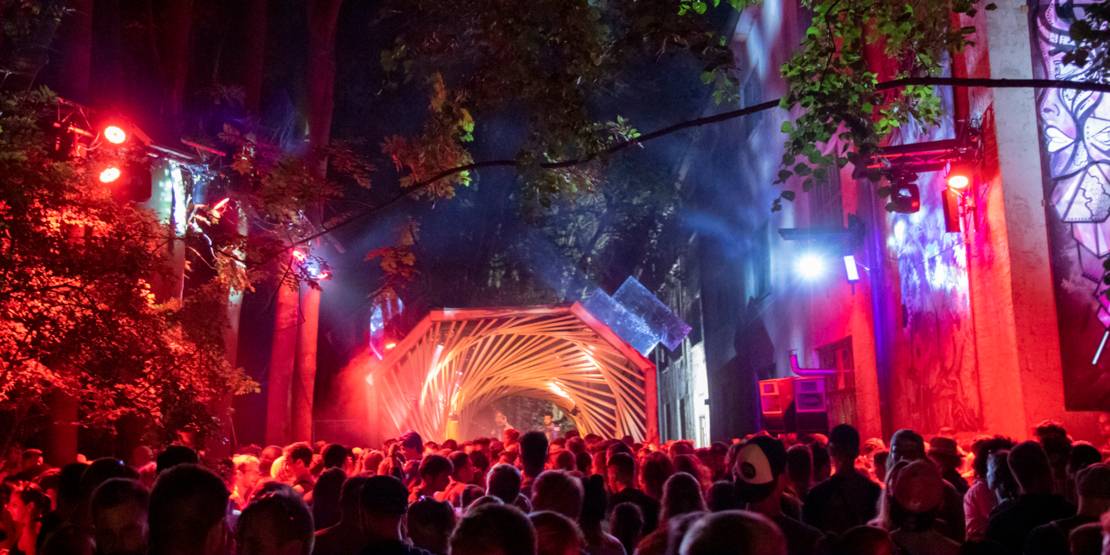 Menschen vor einer Bühne beim SNNTG-Festival.